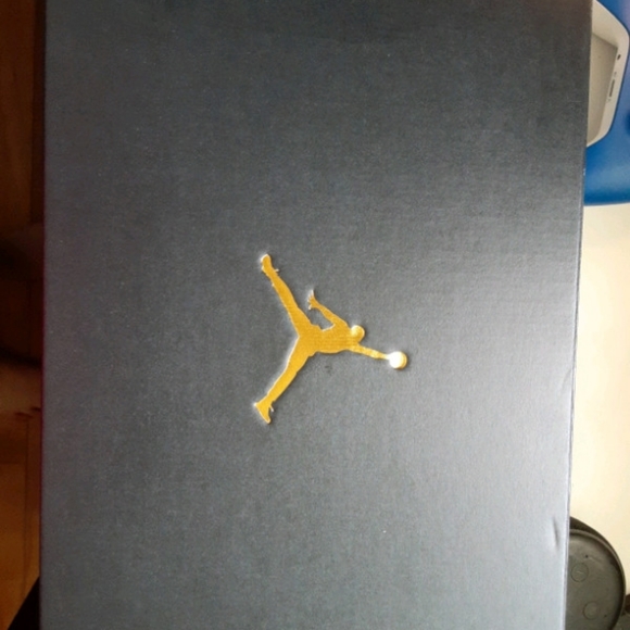 Air Jordan 11 CMFT Low. size 9, 155 OBO. - Picture 3 of 5